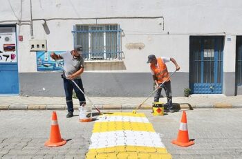 Burhaniye Belediyesi Fen İşleri Müdürlüğü ekipleri, ilçedeki yaya geçitlerini boyayarak yenileme ve bakım çalışmalarına devam ediyor