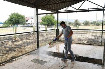 Burhaniye Belediyesi Kurban kesim alanlarının temizlik ilaçlama ve dezenfekte işlemlerini gerçekleştirdi