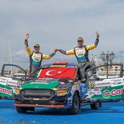 Castrol Ford Team Türkiye’nin Dünya Ralli Şampiyonası İtalya Ayağındaki Büyük Başarısı: Ali Türkkan, Türk Bayrağını Podyumda Dalgalandırdı