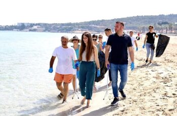 Çeşme Belediye Başkanı Lal Denizli, 5 Haziran Dünya Çevre Günü kapsamında Ilıca Halk Plajı ve Eşek Adası’nda düzenlenen kıyı temizliği etkinliğine katıldı