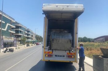 Çöp konteyneri yıkanıp, dezenfekte ediliyor