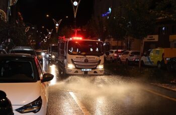 Foşur Foşur yıkanan cadde ve sokaklara gül suyu sıkıldı