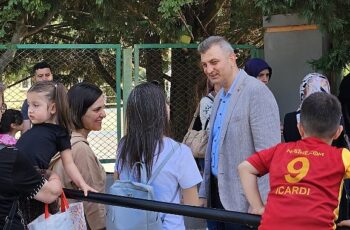 Gölcük Belediye Başkanı Ali Yıldırım Sezer, ilçedeki okulları ziyaret ederek; LGS’ye giren öğrencilere başarılar diledi.