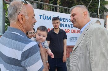 Gölcük Belediye Başkanı Ali Yıldırım Sezer, YKS’ye giren öğrencileri sınava girdikleri okul önünde ziyaret ederek heyecanlarını paylaşıp başarılar diledi