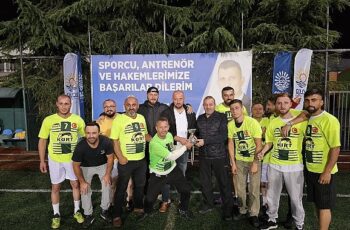 Gölcük Belediyesi 12. Birimler Arası Futbol Turnuvası’nda; Gelir Müdürlüğü’nü penaltılar sonucu yenen Gençlik Ve Spor Hizmetleri Müdürlüğü şampiyon oldu