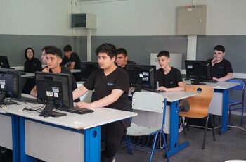 İETT, Tuzla Ahmet Yesevi Anadolu Lisesi’nin bilgisayar laboratuvarını yenileyerek öğrencilerin kullanımına sundu