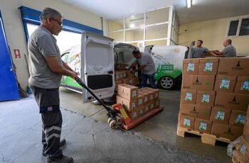 İzmir Büyükşehir Belediyesi süt dağıtımına başladı