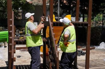 Kadıköy Belediyesi, Sahrayıcedit Mahallesi’nde kimliği belirsiz kişiler tarafından yakılan Erguvan Parkı’nı yeniden yaptı