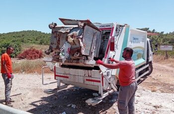 Kurban Bayramı tatilinde ziyaretçi akınına uğrayan Ayvalık’ta Temizlik İşleri Müdürlüğü ekipleri, üç vardiya halinde 24 saat mesai yaparak tonlarca çöp topladı