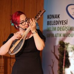 Minik çevreciler geri dönüşüm müzik aletlerinin hikayesini dinledi