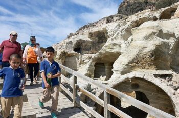 Nevşehir 75. Yıl İlkokulu öğrencileri, Nevşehir Belediyesi tarafından turizme kazandırılan tarihi Kayaşehir’i gezdi.