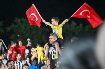 Selçuklu Belediyesi Milli Takımımız 2-1 galip gelerek tur atladığı maçın ardından alanı dolduran binlerce taraftar büyük sevinç yaşadı