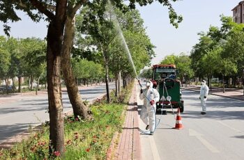 Selçuklu Belediyesi Sağlık İşleri ile Park ve Bahçeler Müdürlüğü ekipleri sağlıklı ve temiz bir çevrenin temini için tüm ilçede haşerelere karşı periyodik olarak ilaçlama çalışmalarını sürdürüyor