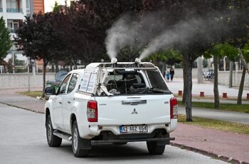 Selçuklu Belediyesi yaz aylarında aralıksız sürdürdüğü haşere ve sinek ilaçlama çalışmalarına yoğun mesai harcıyor.