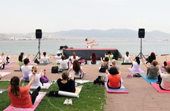 Yoga tutkunları Bayraklı’da buluştu