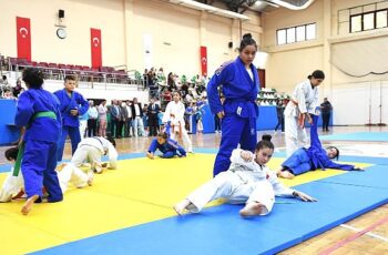 Başkan Aydın, genç judo ve taekwondoculara sertifikalarını verdi