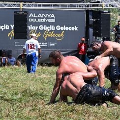 Başkan Böcek Alanya Gökbel Yağlı Pehlivan Güreşleri’nde