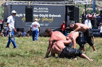 Başkan Böcek Alanya Gökbel Yağlı Pehlivan Güreşleri’nde