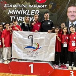 Bayraklılı sporcular Sivas’tan dereceyle döndü