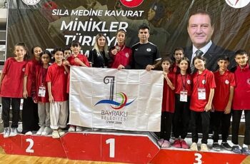 Bayraklılı sporcular Sivas’tan dereceyle döndü