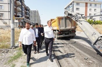 Beylikdüzü’nde ilçenin altyapısını güçlendirmek ve yolların kalitesini artırmak amacıyla başlatılan asfaltlama çalışmaları tüm hızıyla devam ediyor