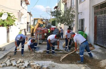 Burhaniye Belediyesi Fen İşleri Müdürlüğü ekipleri, ilçe genelinde yol çalışmalarına aralıksız devam ediyor