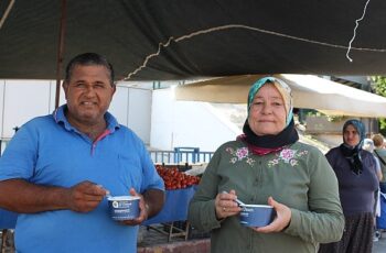 Büyükşehir Belediyesi önünde aşure ikramı