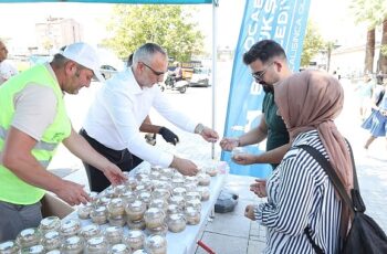 Büyükşehir’den binlerce vatandaşa aşure ikramı