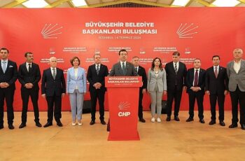 CHP Genel Başkan Yardımcısı Gökan Zeybek ile TBB ve İBB Başkanı Ekrem İmamoğlu, CHP’li büyükşehir belediye başkanlarıyla Florya’daki İPA yerleşkesinde bir araya geldi