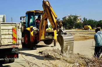 Didim Belediyesi Fen İşleri Müdürlüğü ekipleri tarafından sürdürülen yol yapım ve bakım çalışmaları tüm hızıyla devam ediyor