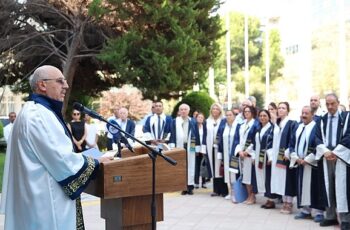 Dokuz Eylül Üniversitesi (DEÜ), 42’nci kuruluş yıl dönümünü, Rektörlük Yerleşkesi’nde düzenlediği tören programıyla kutladı