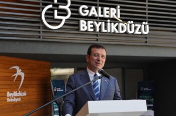 Ekrem İmamoğlu, “Galeri Beylikdüzü Görsel Sanatlar Yarışması” ödül törenine katıldı