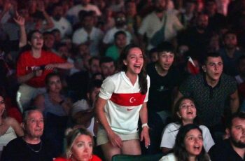 Futbol tutkusu İzmir’i sardı