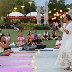 Gençler Konyaaltı’nda yoga ile buluştu