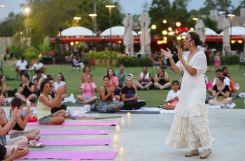 Gençler Konyaaltı’nda yoga ile buluştu