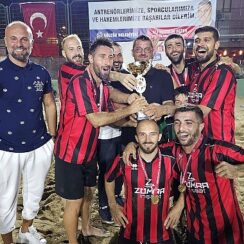 Gölcük Belediyesi tarafından düzenlenen geleneksel Kum Futbol Turnuvası, heyecan dolu final müsabakalarının ardından şampiyon Azat İnşaat oldu