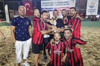 Gölcük Belediyesi tarafından düzenlenen geleneksel Kum Futbol Turnuvası, heyecan dolu final müsabakalarının ardından şampiyon Azat İnşaat oldu