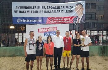 Gölcük Belediyesi’nin yaz spor etkinlikleri kapsamında düzenlediği Plaj Voleybolu Turnuvası, çekişmeli mücadelelere sahne olan final müsabakalarının ardından son erdi