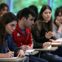 İnsan ve Toplum Bilimleri Fakültesi geniş kariyer fırsatları sunuyor!