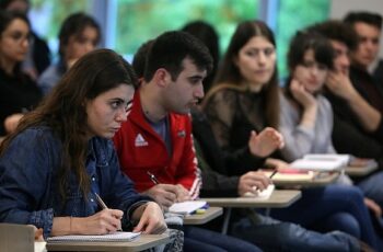 İnsan ve Toplum Bilimleri Fakültesi geniş kariyer fırsatları sunuyor!