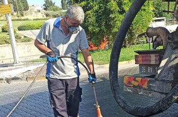 İzmir Büyükşehir Belediyesi ekipleri haşereyle mücadelede Efes Selçuk’ta etkin çalışmalar yürütüyor