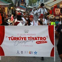 İzmir Büyükşehir Belediyesi ve Efes Selçuk Belediyesi desteği ile düzenlenen 17. Uluslararası Türkiye Tiyatro Buluşması Efes Selçuk’ta başladı