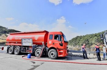 İzmir İtfaiyesi Bornova’daki yangına müdahale ediyor