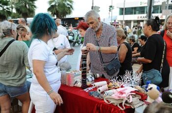 Karşıyaka Çarşısı ‘El Emeği Gece Pazarı’ ile şenlendi