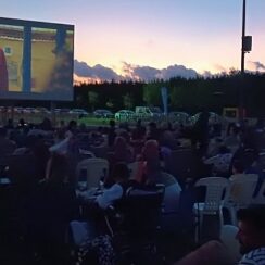 Kartepe Belediyesi tarafından geleneksel hale getirilen “Yazlık Sinema Günleri” “Bursa Bülbülü” komedi filmiyle sezonu açtı