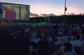 Kartepe Belediyesi tarafından geleneksel hale getirilen “Yazlık Sinema Günleri” “Bursa Bülbülü” komedi filmiyle sezonu açtı