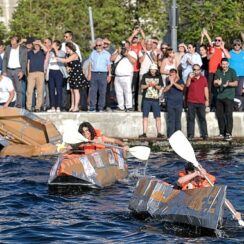 Karton tekneler İzmir Körfezi’nde kıyasıya yarıştı