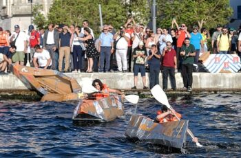 Karton tekneler İzmir Körfezi’nde kıyasıya yarıştı