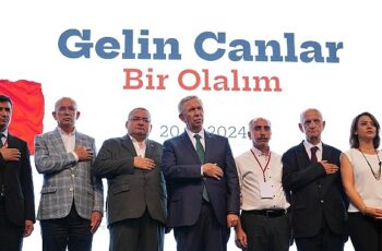 Keçiören Belediyesi ile 18 Alevi Derneğince Muharrem Ayı dolayısıyla ilçede matem lokması ve aşure ikramında bulunuldu