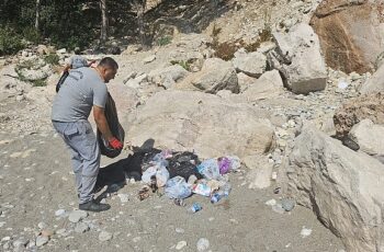 Kemer Belediyesi koylarda temizlik yaptı